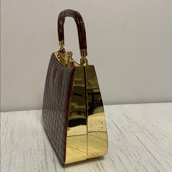 Elegant Brown Crocodile Pattern Handbag - Picture 9 of 13